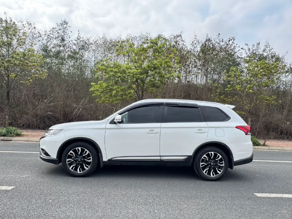 2020 Mitsubishi Outlander 2.0L 166HP L4 CVT,autocango,china used car exporter,china ev exporter,chinese used car exporter,chinese used ev exporter