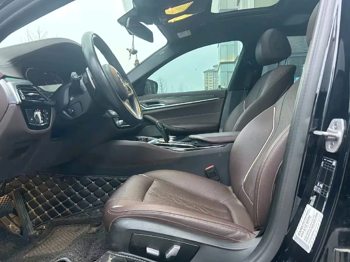 2022 BMW 5 Series 2.0T 252HP L4 8AT,autocango,china used car exporter,china ev exporter,chinese used car exporter,chinese used ev exporter