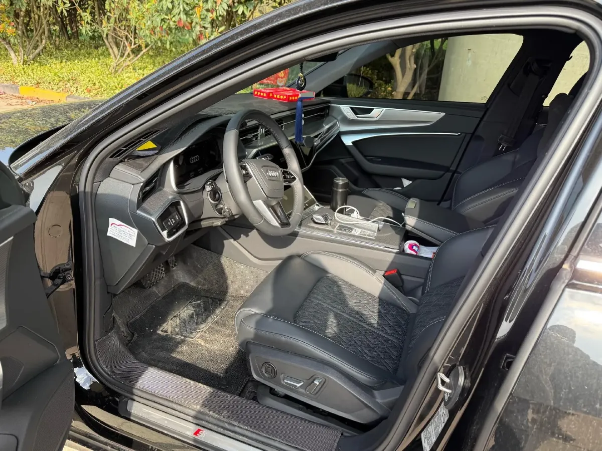 2025 Audi A6L 2.0T 245HP L4 7DCT,autocango,china used car exporter,china ev exporter,chinese used car exporter,chinese used ev exporter