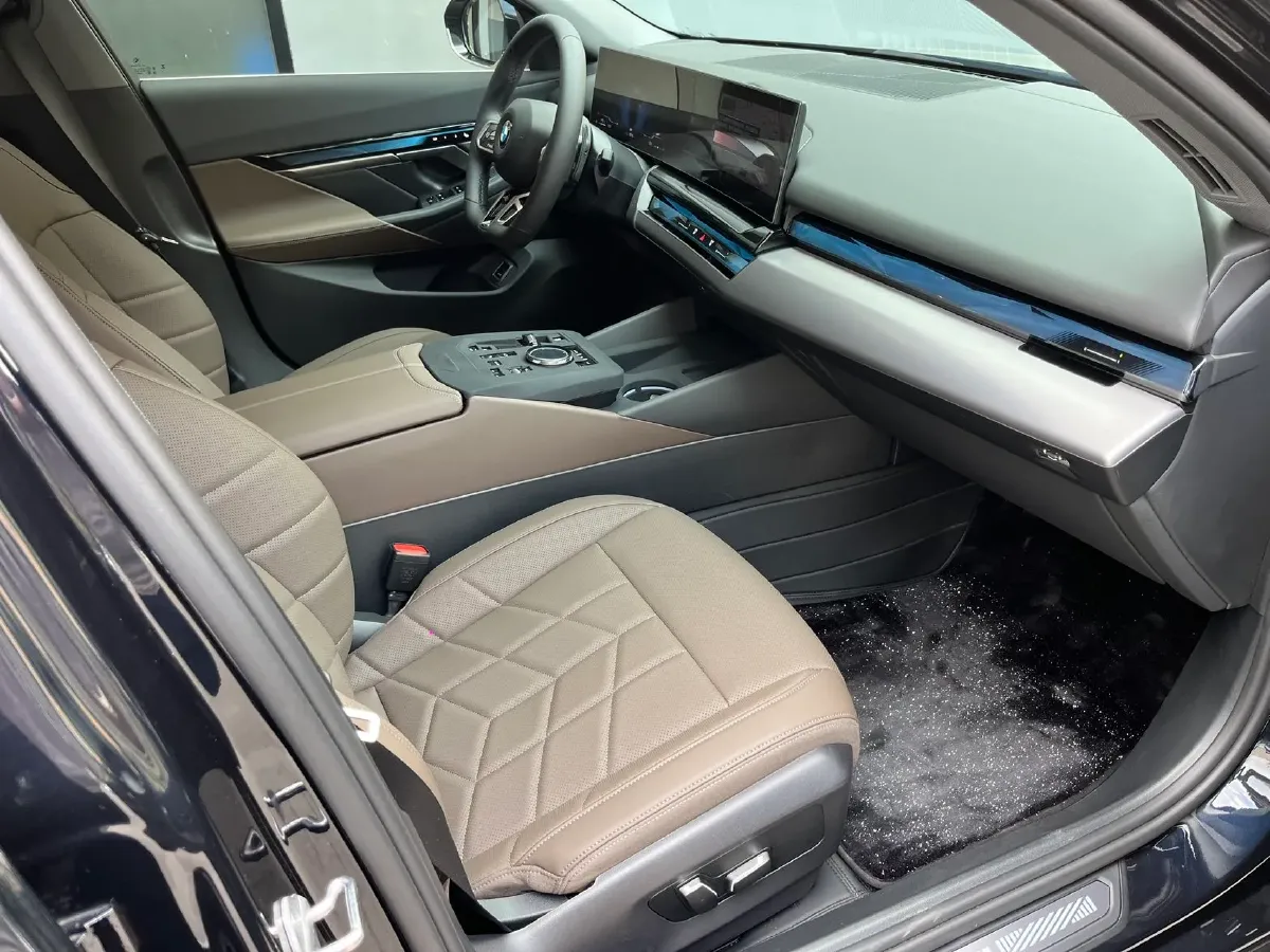 2025 BMW 5 Series 2.0T 190HP L4 8AT,autocango,china used car exporter,china ev exporter,chinese used car exporter,chinese used ev exporter