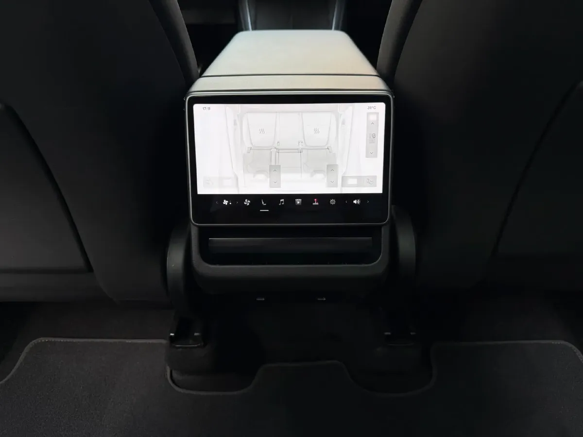 2025 Tesla Model Y BEV 62.5KWH,autocango,china used car exporter,china ev exporter,chinese used car exporter,chinese used ev exporter