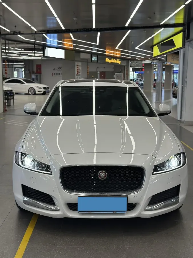 2020 Jaguar XFL 2.0T 200HP L4 8AT,autocango,china used car exporter,china ev exporter,chinese used car exporter,chinese used ev exporter