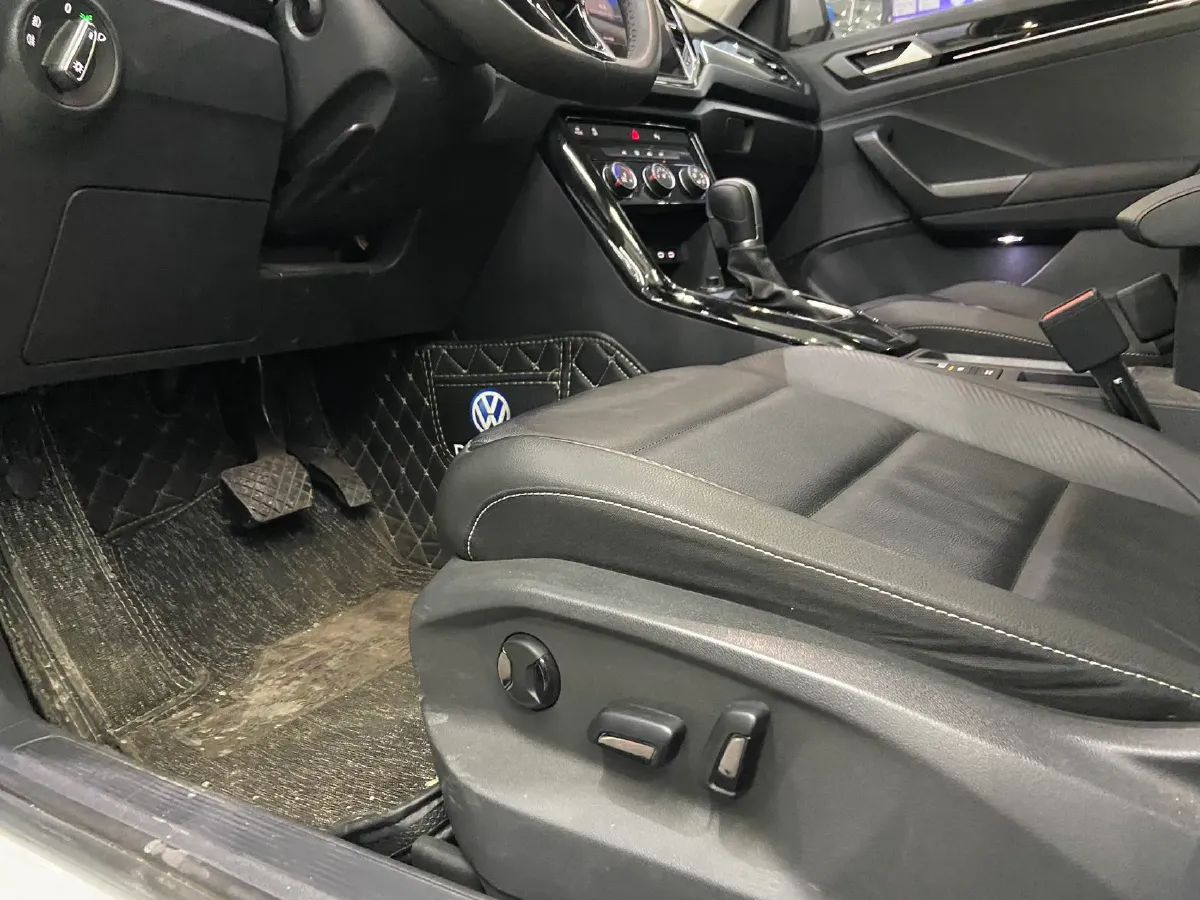 2022 Volkswagen T-Roc 1.4T 150HP L4 7DCT,autocango,china used car exporter,china ev exporter,chinese used car exporter,chinese used ev exporter