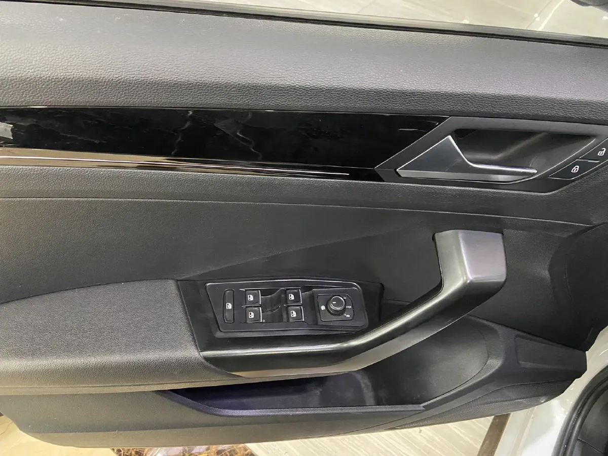 2022 Volkswagen T-Roc 1.4T 150HP L4 7DCT,autocango,china used car exporter,china ev exporter,chinese used car exporter,chinese used ev exporter