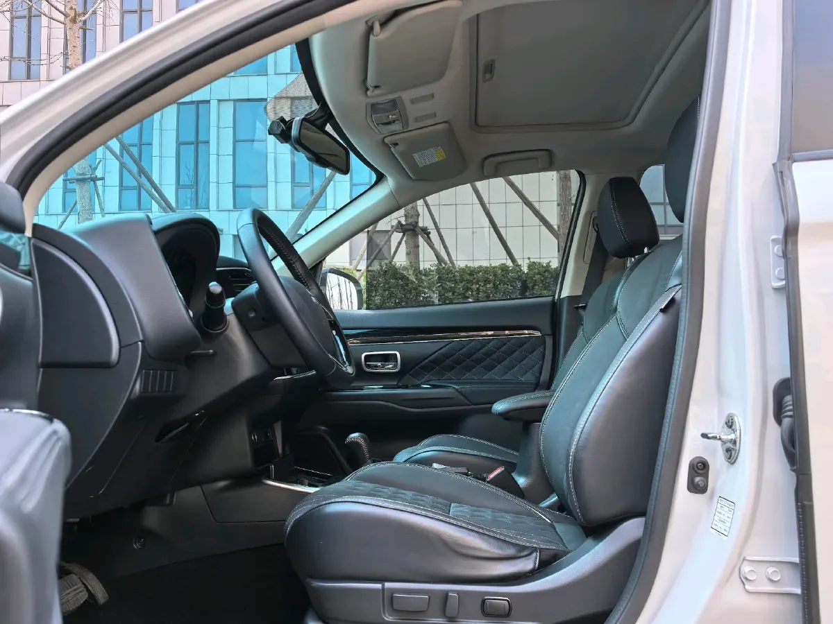 2021 Mitsubishi Outlander 2.0L 166HP L4 CVT,autocango,china used car exporter,china ev exporter,chinese used car exporter,chinese used ev exporter