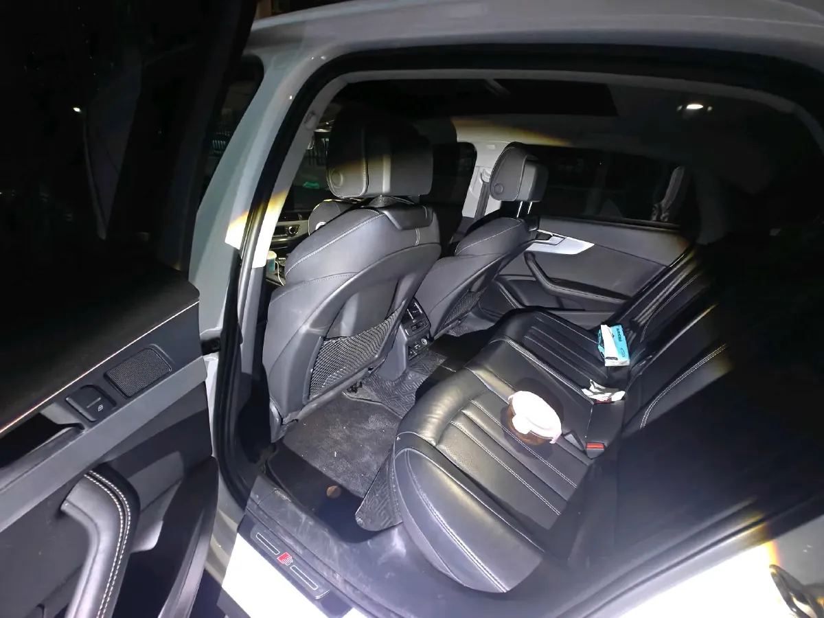 2022 Audi A4L 2.0T 190HP L4 7DCT,autocango,china used car exporter,china ev exporter,chinese used car exporter,chinese used ev exporter