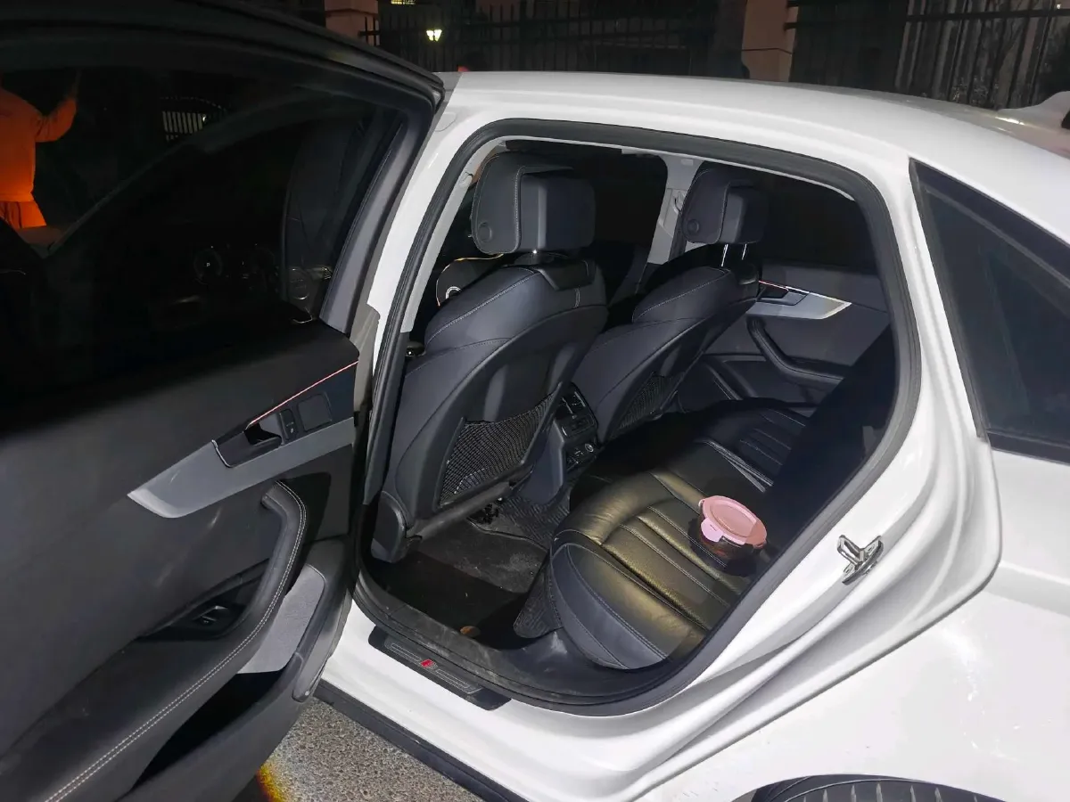 2022 Audi A4L 2.0T 190HP L4 7DCT,autocango,china used car exporter,china ev exporter,chinese used car exporter,chinese used ev exporter