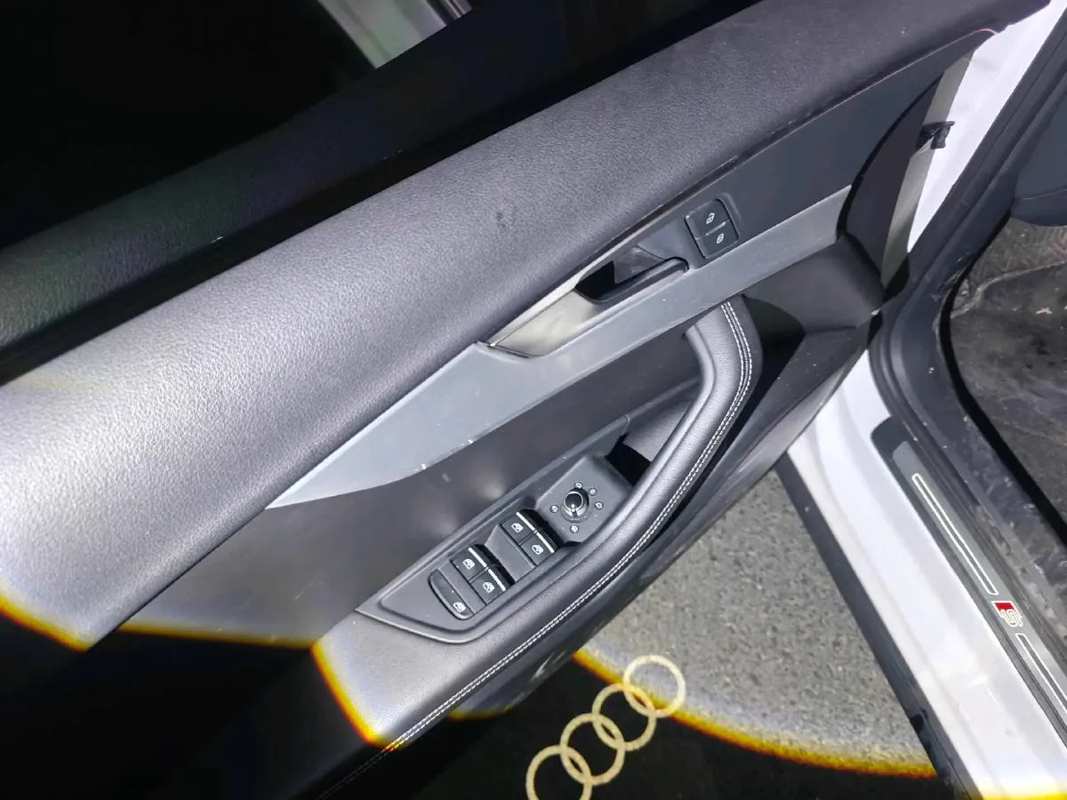 2022 Audi A4L 2.0T 190HP L4 7DCT,autocango,china used car exporter,china ev exporter,chinese used car exporter,chinese used ev exporter