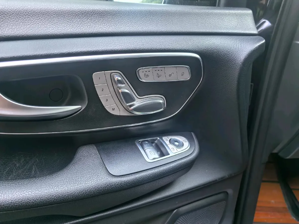 2020 Mercedes-Benz V Class 2.0T 211HP L4 9AT,autocango,china used car exporter,china ev exporter,chinese used car exporter,chinese used ev exporter