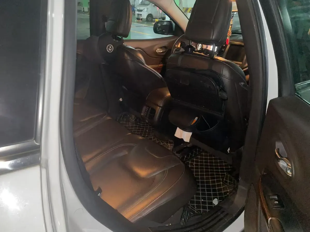 2017 Jeep Cherokee 2.4L 175HP L4 9AT,autocango,china used car exporter,china ev exporter,chinese used car exporter,chinese used ev exporter