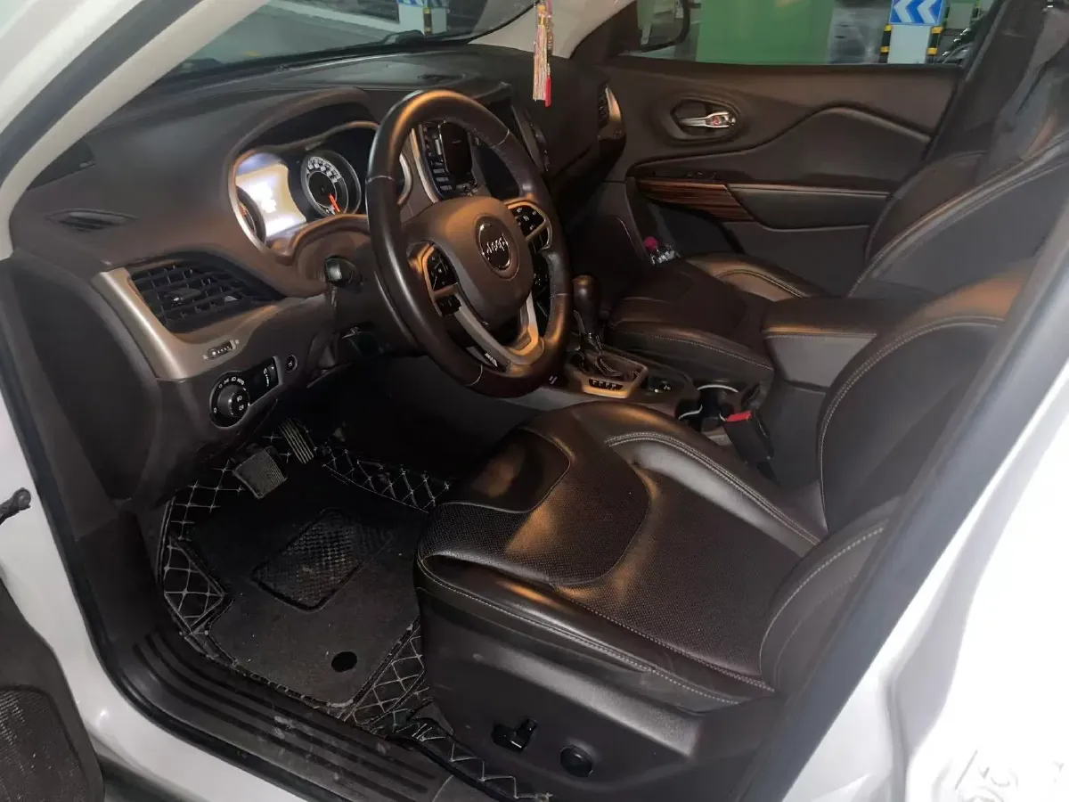 2017 Jeep Cherokee 2.4L 175HP L4 9AT,autocango,china used car exporter,china ev exporter,chinese used car exporter,chinese used ev exporter