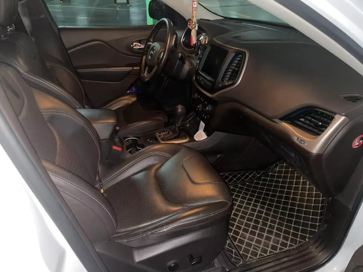 2017 Jeep Cherokee 2.4L 175HP L4 9AT,autocango,china used car exporter,china ev exporter,chinese used car exporter,chinese used ev exporter