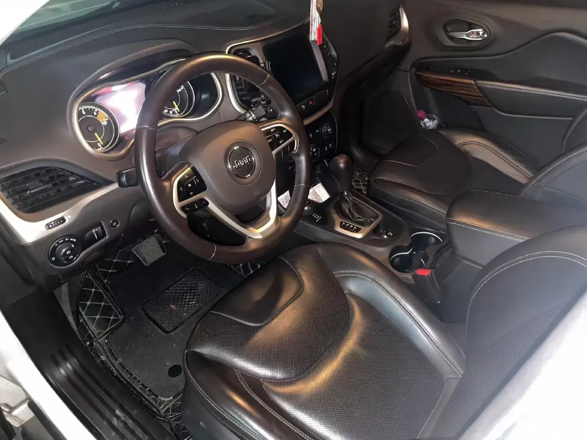 2017 Jeep Cherokee 2.4L 175HP L4 9AT,autocango,china used car exporter,china ev exporter,chinese used car exporter,chinese used ev exporter