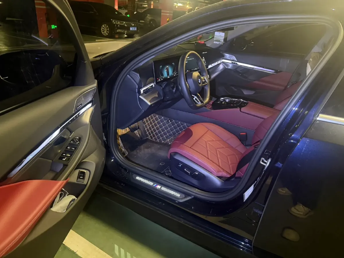 2025 BMW 5 Series 2.0T 258HP L4 8AT,autocango,china used car exporter,china ev exporter,chinese used car exporter,chinese used ev exporter