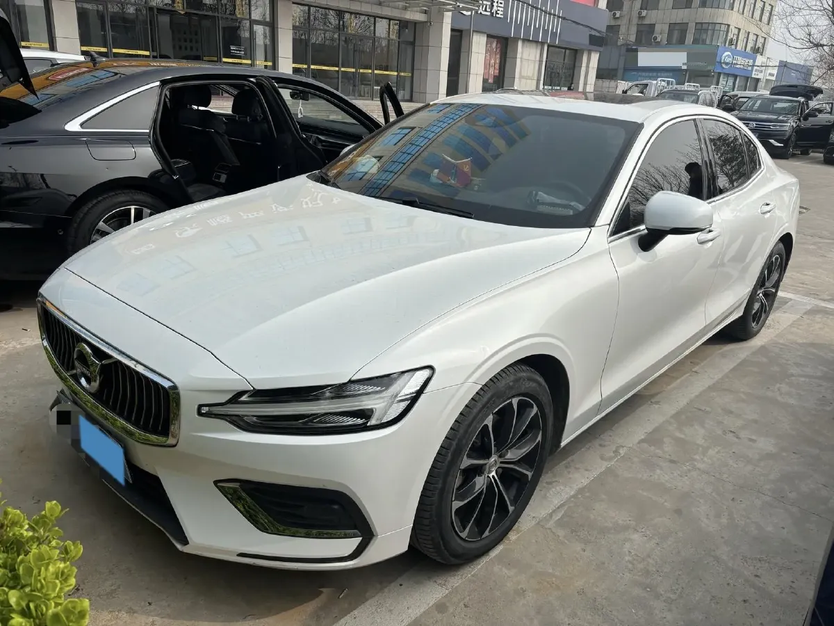 2022 Volvo S60 2.0T 197HP L4 8AT,autocango,china used car exporter,china ev exporter,chinese used car exporter,chinese used ev exporter