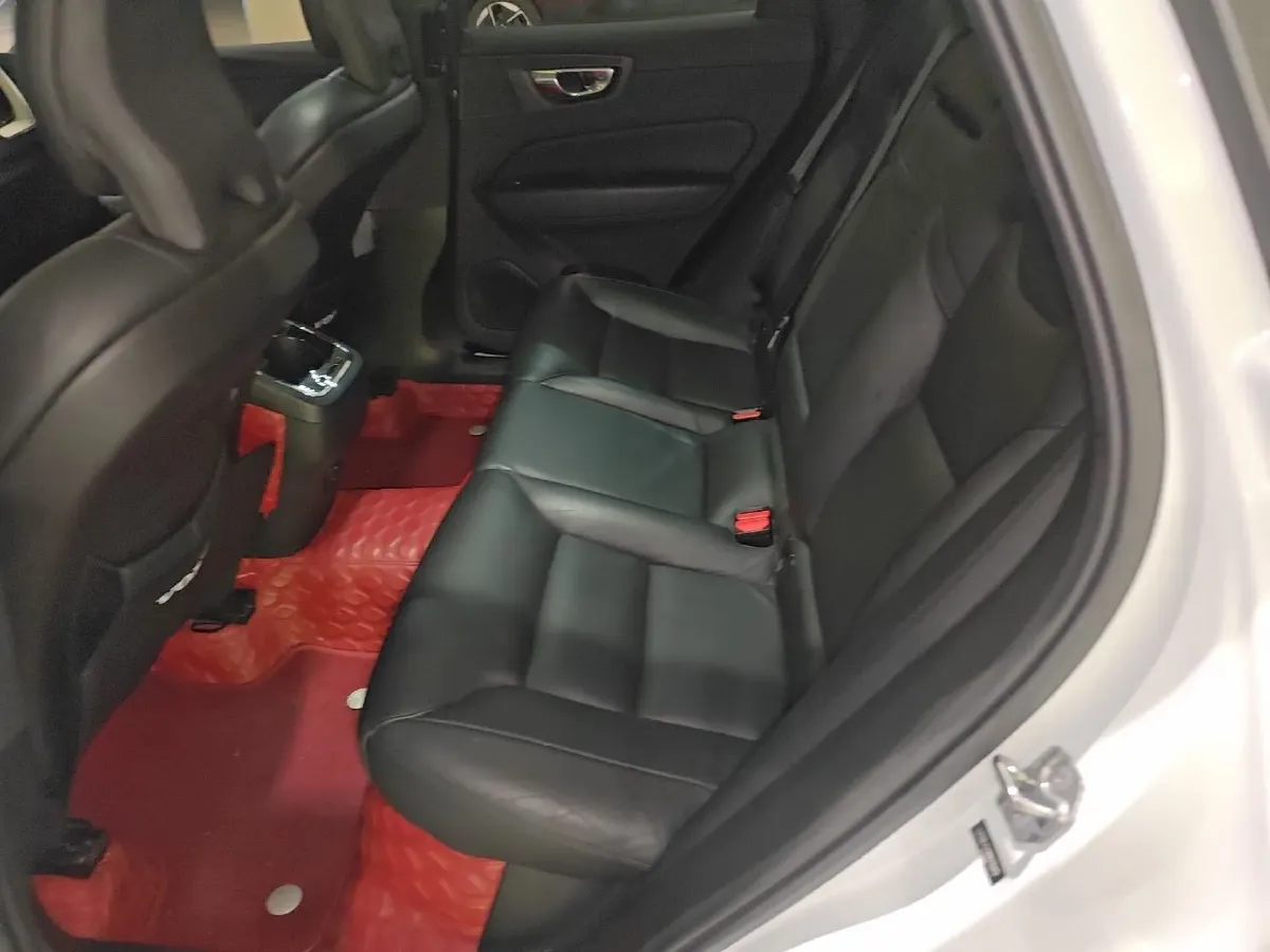 2021 Volvo XC60 2.0T 250HP L4 8AT,autocango,china used car exporter,china ev exporter,chinese used car exporter,chinese used ev exporter