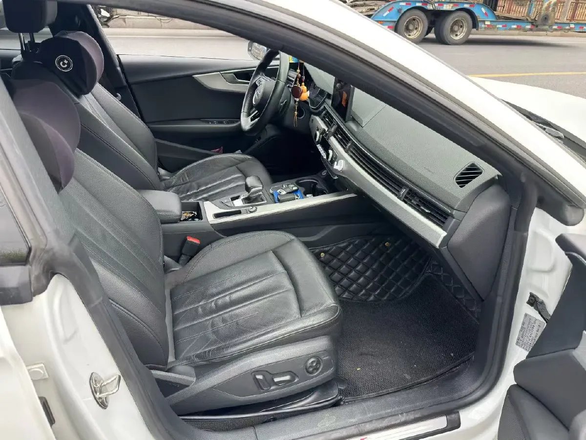 2019 Alfa Romeo Giulia 2.0T 280HP L4 8AT,autocango,china used car exporter,china ev exporter,chinese used car exporter,chinese used ev exporter