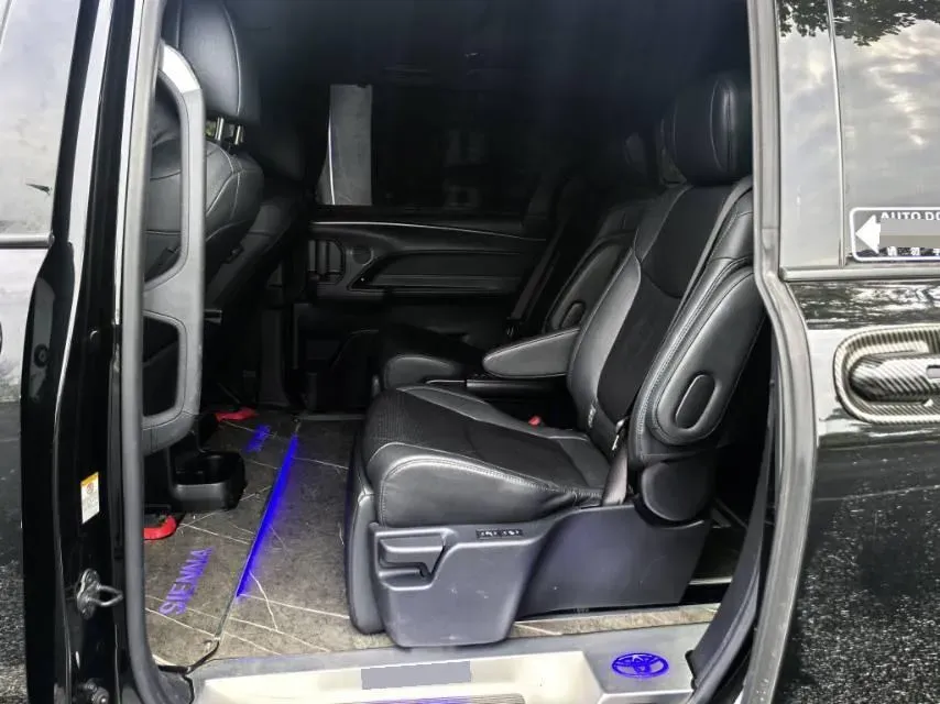 2023 Toyota Sienna 2.5L 189HP L4 E-CVT Hybrid,autocango,china used car exporter,china ev exporter,chinese used car exporter,chinese used ev exporter