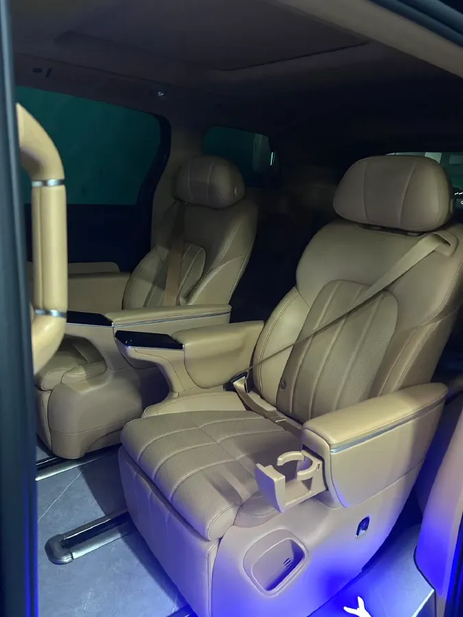 2025 Voyah Dream 1.5T 150HP L4 PHEV 41.7KWH,autocango,china used car exporter,china ev exporter,chinese used car exporter,chinese used ev exporter