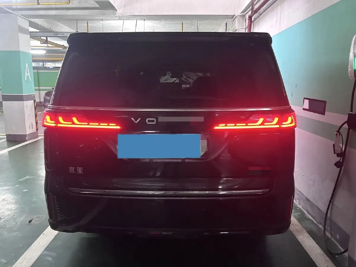 2025 Voyah Dream 1.5T 150HP L4 PHEV 41.7KWH,autocango,china used car exporter,china ev exporter,chinese used car exporter,chinese used ev exporter