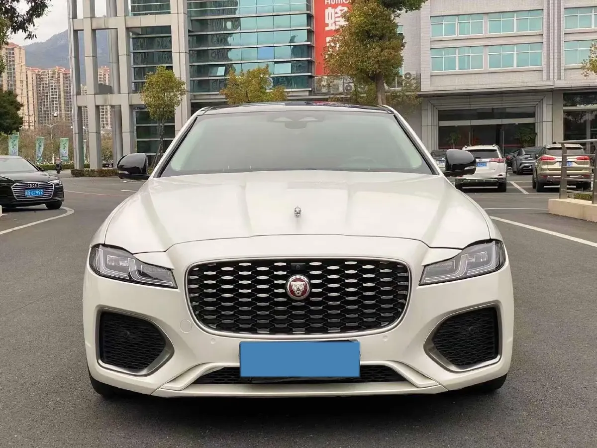 2022 Jaguar XFL 2.0T 200HP L4 8AT,autocango,china used car exporter,china ev exporter,chinese used car exporter,chinese used ev exporter