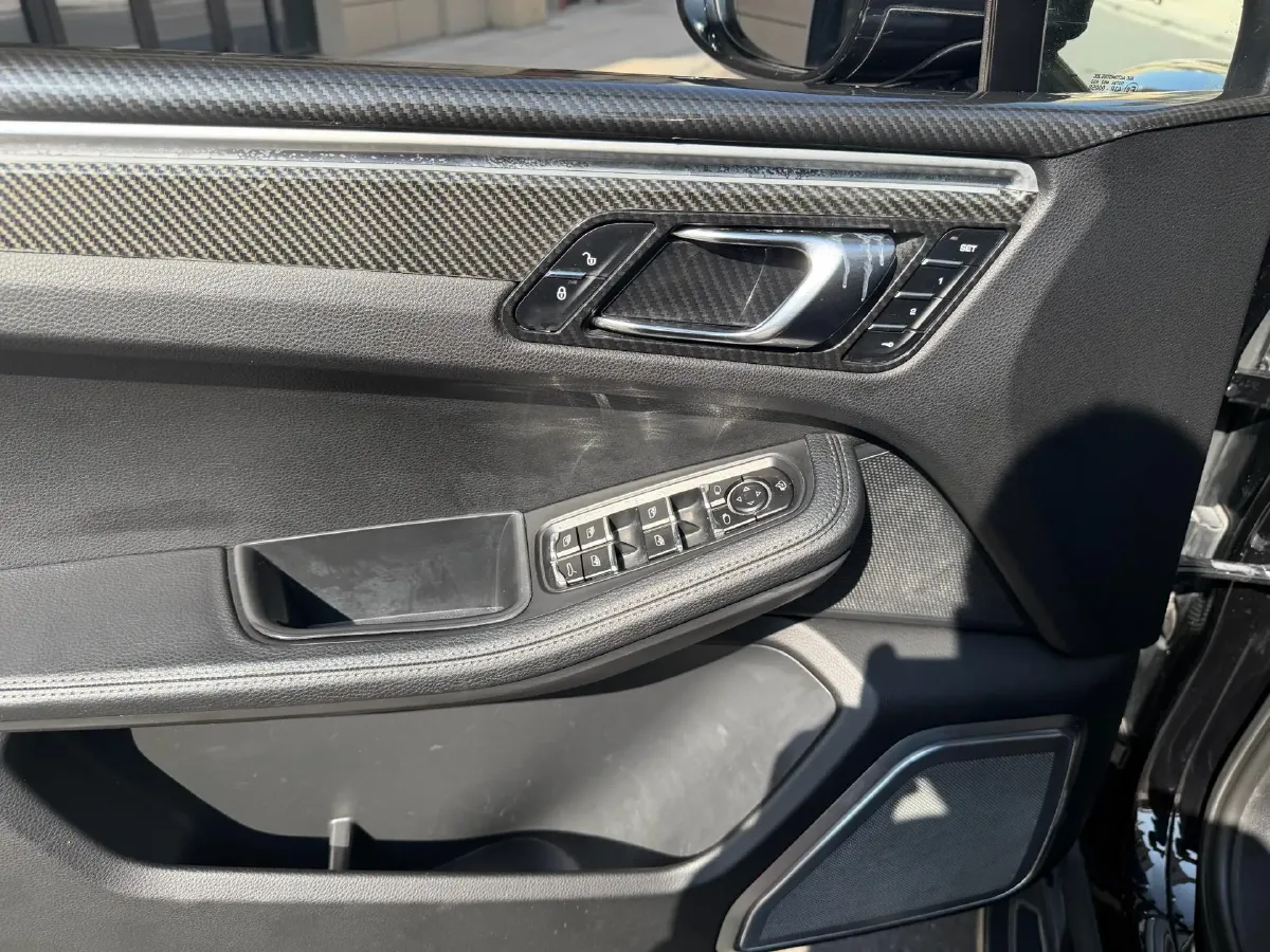 2017 Porsche Macan 2.0T 252HP L4 7DCT,autocango,china used car exporter,china ev exporter,chinese used car exporter,chinese used ev exporter