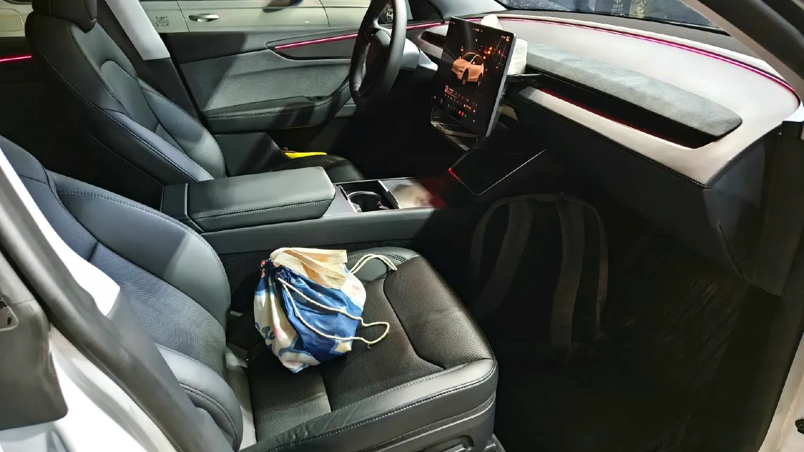 2025 Tesla Model Y BEV 62.5KWH,autocango,china used car exporter,china ev exporter,chinese used car exporter,chinese used ev exporter