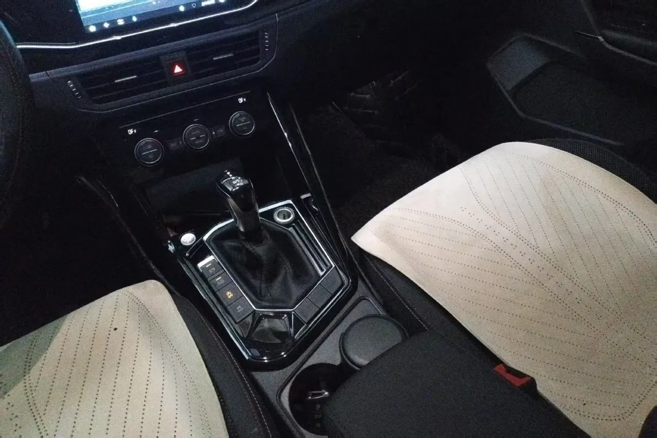 2019 Jeep Cherokee 2.0T 234HP L4 9AT,autocango,china used car exporter,china ev exporter,chinese used car exporter,chinese used ev exporter