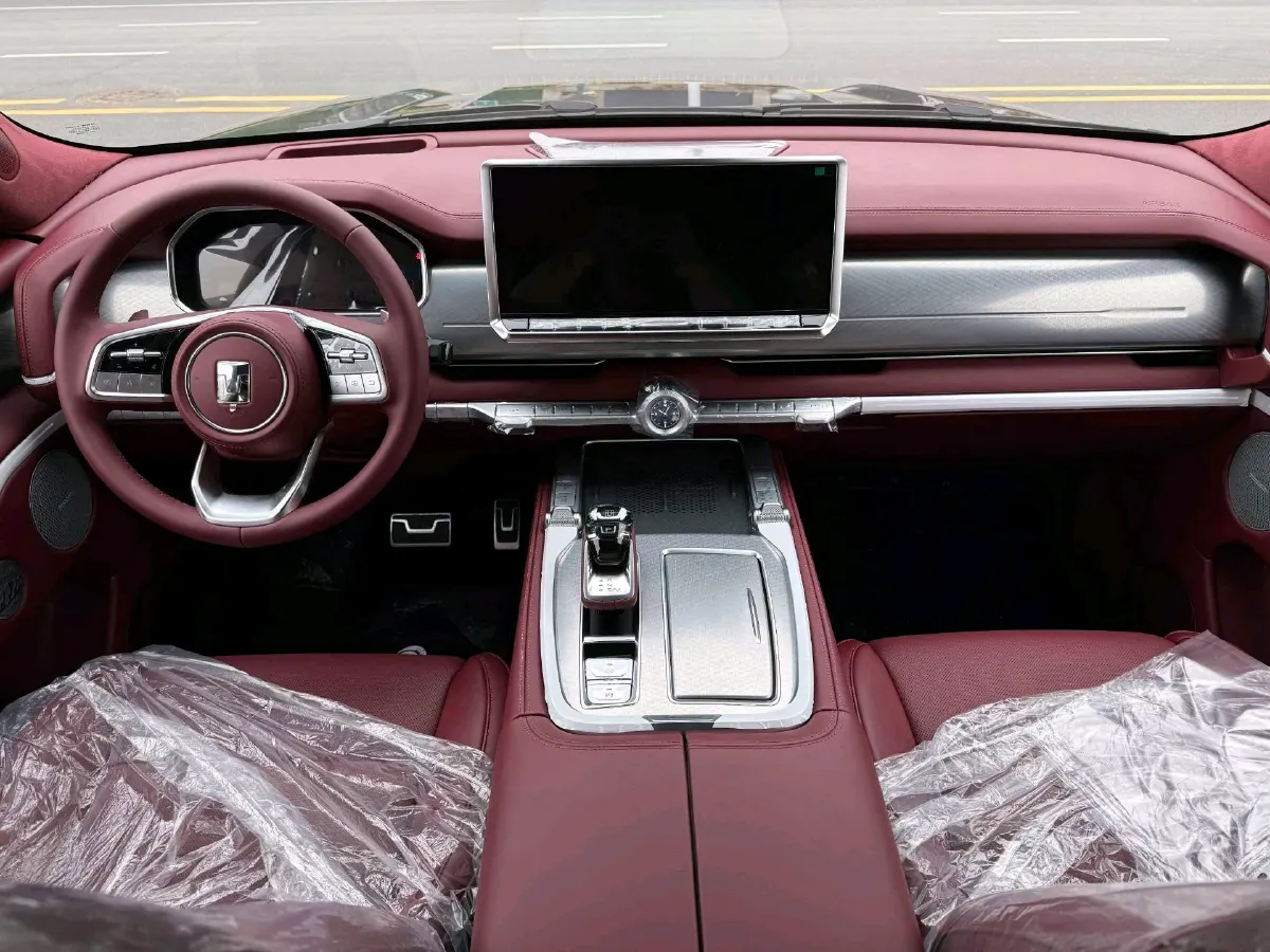 2024 Tank 700 3.0T 360HP V6 9AT PHEV 37.1KWH,autocango,china used car exporter,china ev exporter,chinese used car exporter,chinese used ev exporter