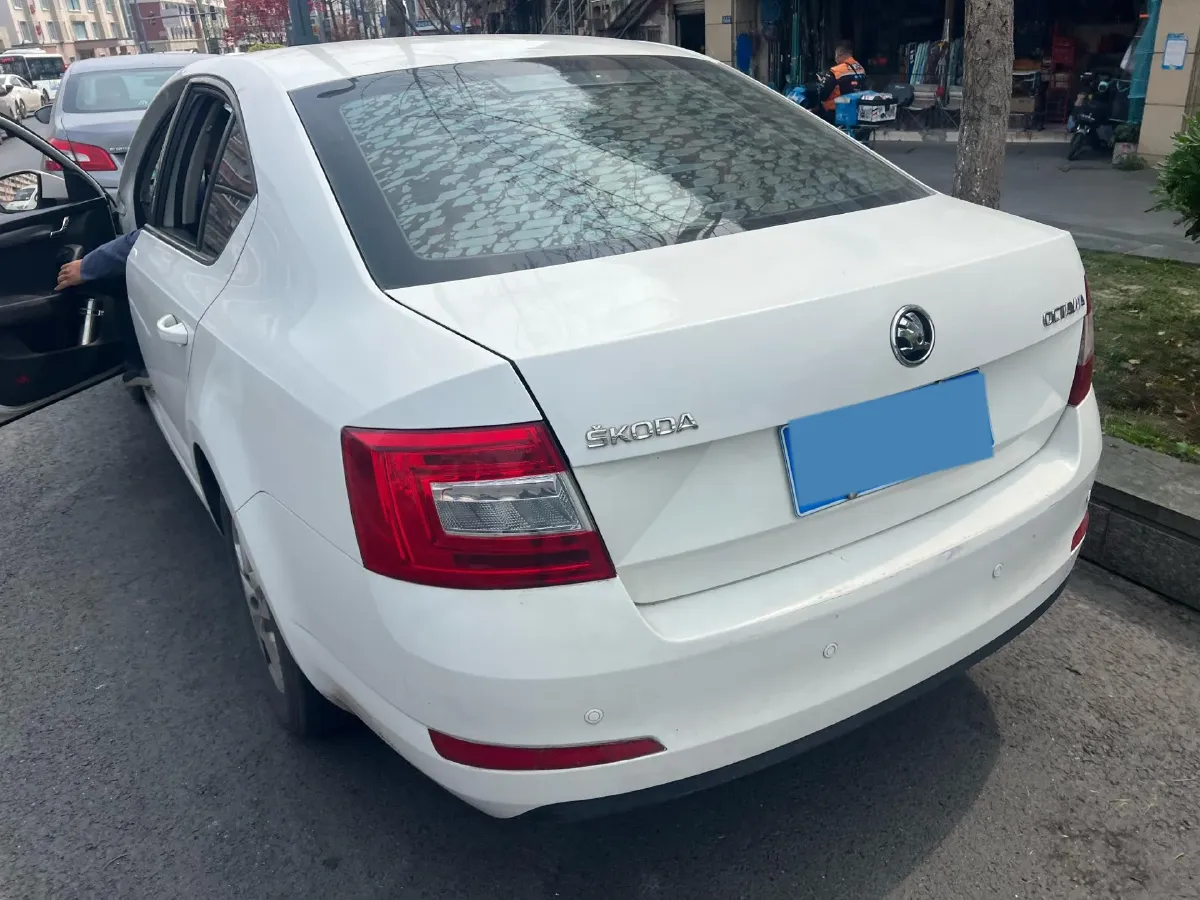 2017 Skoda Octavia 1.6L 110HP L4 5MT,autocango,china used car exporter,china ev exporter,chinese used car exporter,chinese used ev exporter