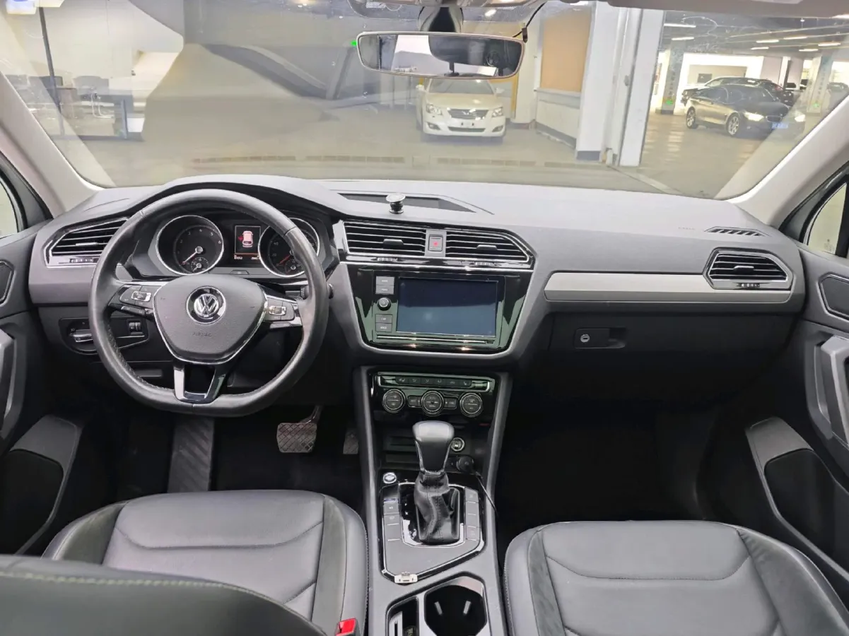 2018 Volkswagen Tiguan L 2.0T 186HP L4 7DCT,autocango,china used car exporter,china ev exporter,chinese used car exporter,chinese used ev exporter