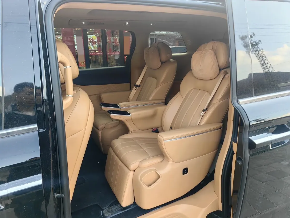 2025 Voyah Dream 1.5T 150HP L4 PHEV 41.7KWH,autocango,china used car exporter,china ev exporter,chinese used car exporter,chinese used ev exporter