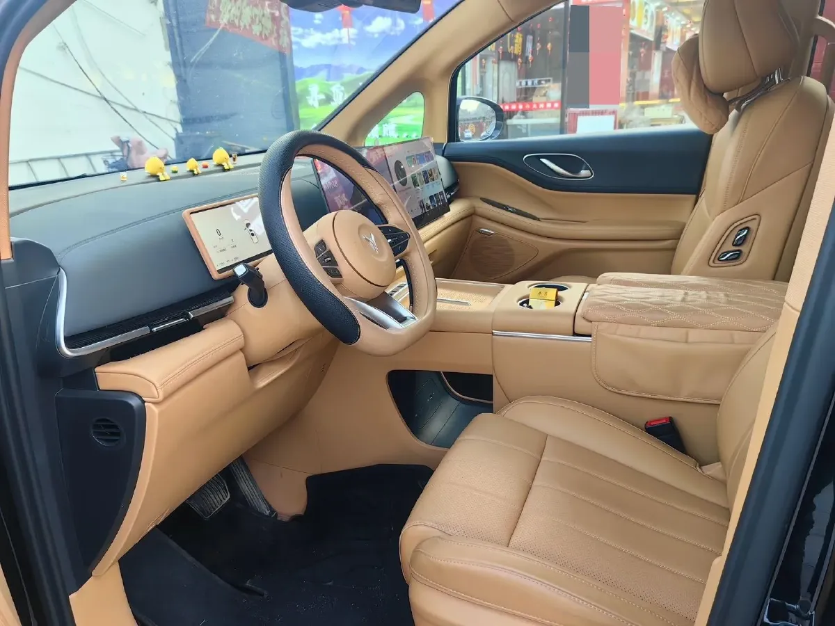 2025 Voyah Dream 1.5T 150HP L4 PHEV 41.7KWH,autocango,china used car exporter,china ev exporter,chinese used car exporter,chinese used ev exporter