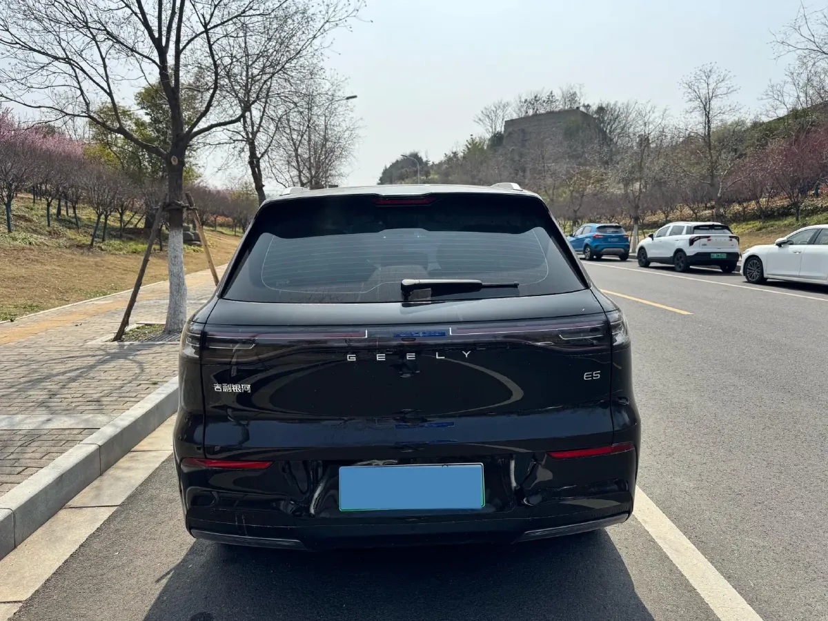 2026 LanDian E5 PLUS 1.5L 95HP L4 E-CVT PHEV,autocango,china used car exporter,china ev exporter,chinese used car exporter,chinese used ev exporter
