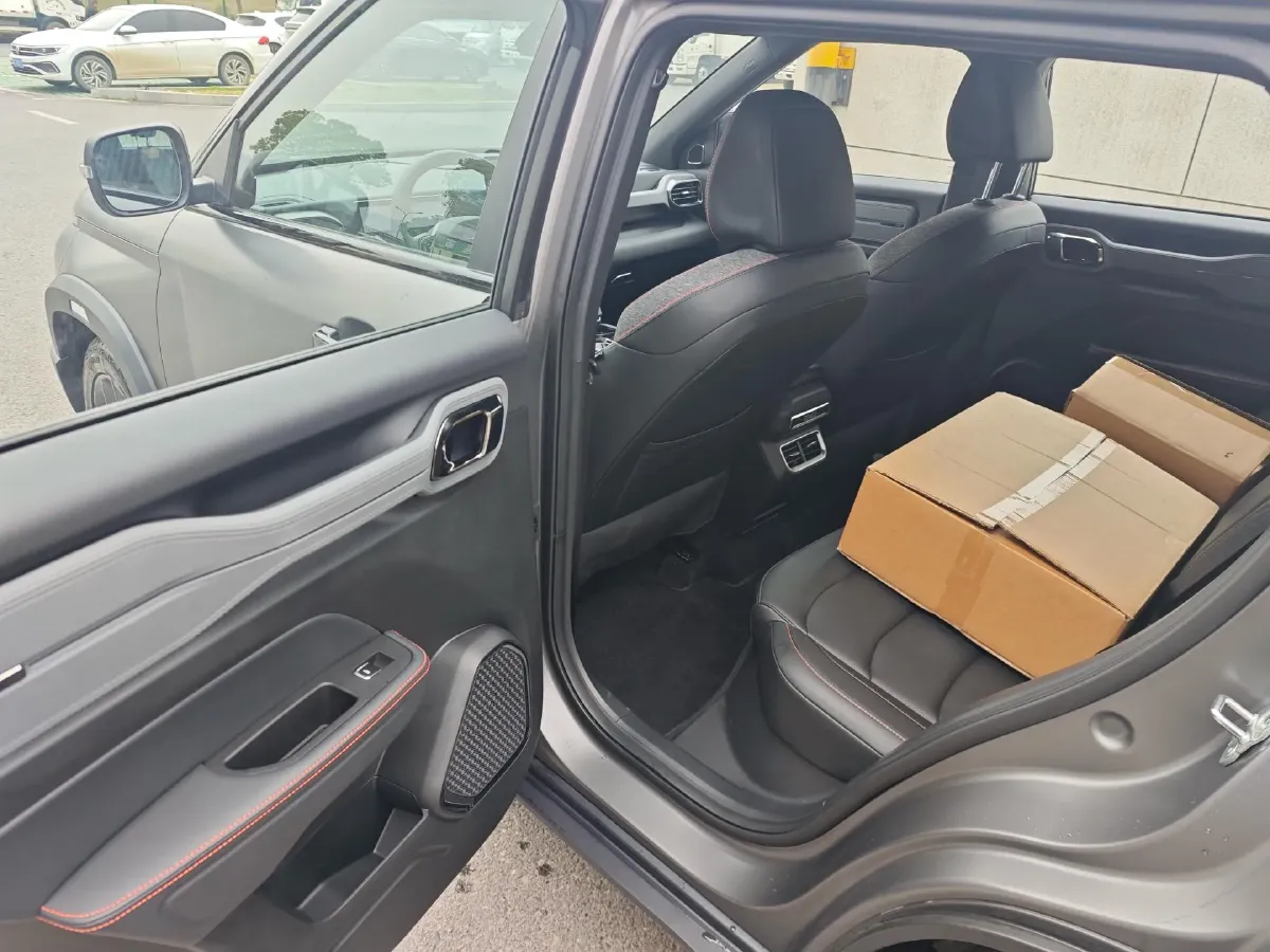 2025 Geely Cowboy 1.5T 181HP L4 7DCT,autocango,china used car exporter,china ev exporter,chinese used car exporter,chinese used ev exporter