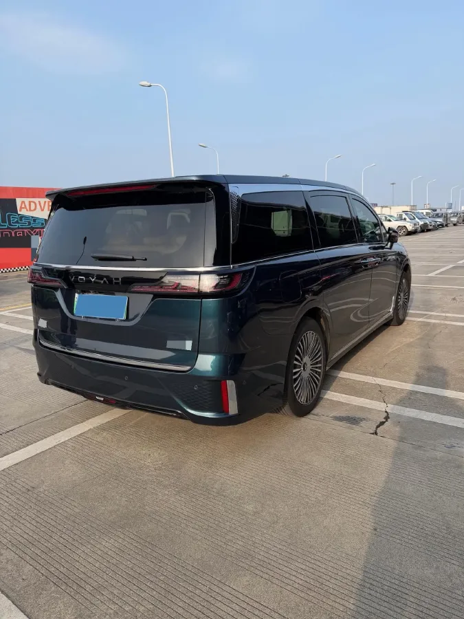 2025 Voyah Dream 1.5T 150HP L4 PHEV 41.7KWH,autocango,china used car exporter,china ev exporter,chinese used car exporter,chinese used ev exporter
