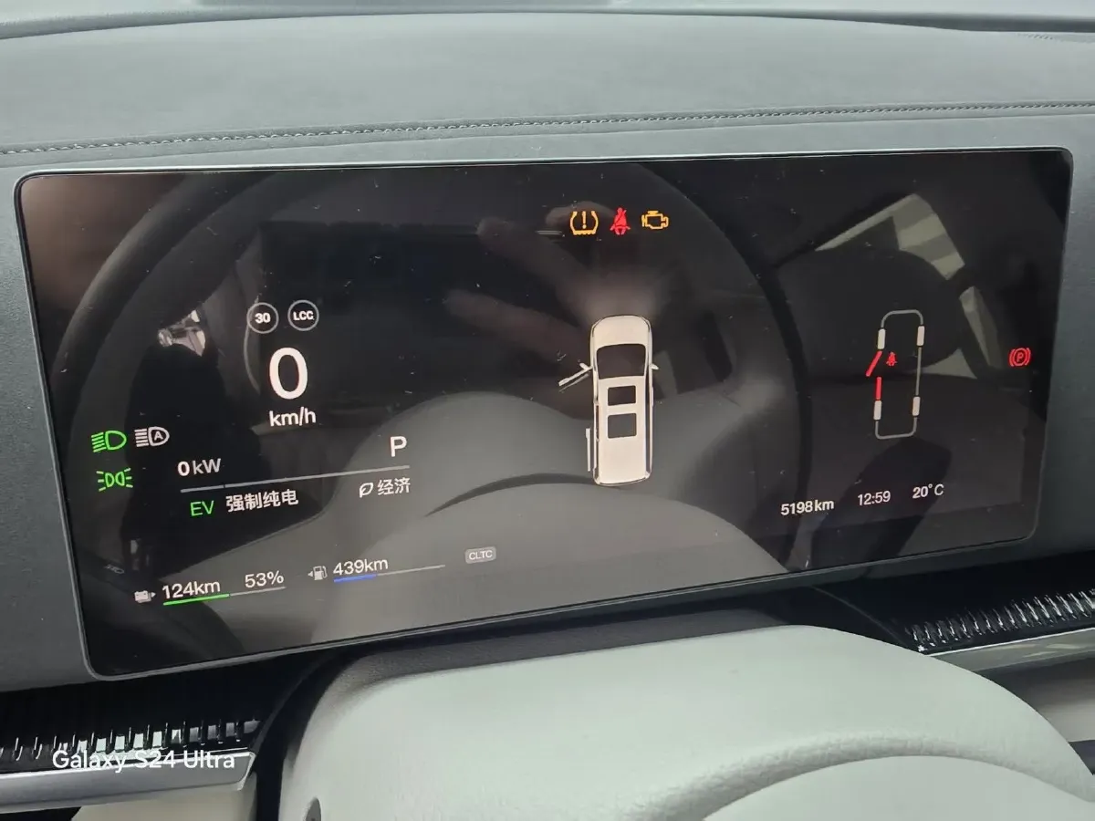 2025 Voyah Dream 1.5T 150HP L4 PHEV 41.7KWH,autocango,china used car exporter,china ev exporter,chinese used car exporter,chinese used ev exporter