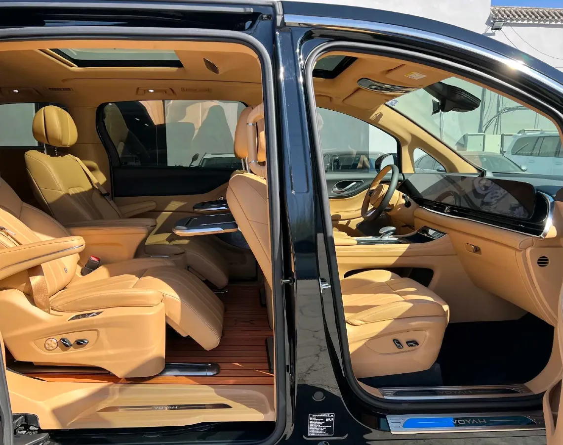 2024 Voyah Dream 1.5T 150HP L4 PHEV 43KWH,autocango,china used car exporter,china ev exporter,chinese used car exporter,chinese used ev exporter