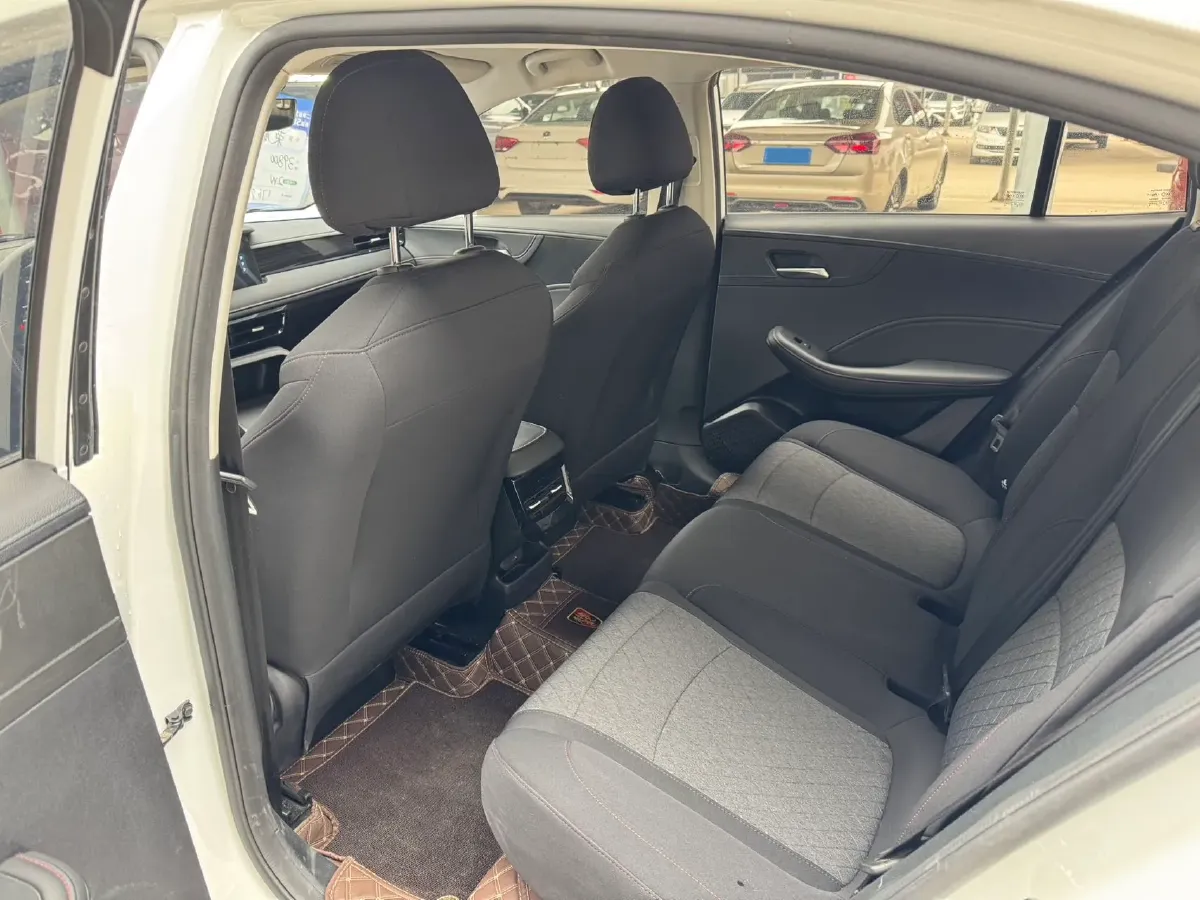 2023 Roewe i5 1.5L 129HP L4 5MT,autocango,china used car exporter,china ev exporter,chinese used car exporter,chinese used ev exporter