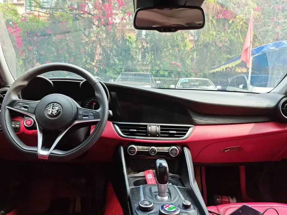 2017 Alfa Romeo Giulia 2.0T 200HP L4 8AT,autocango,china used car exporter,china ev exporter,chinese used car exporter,chinese used ev exporter