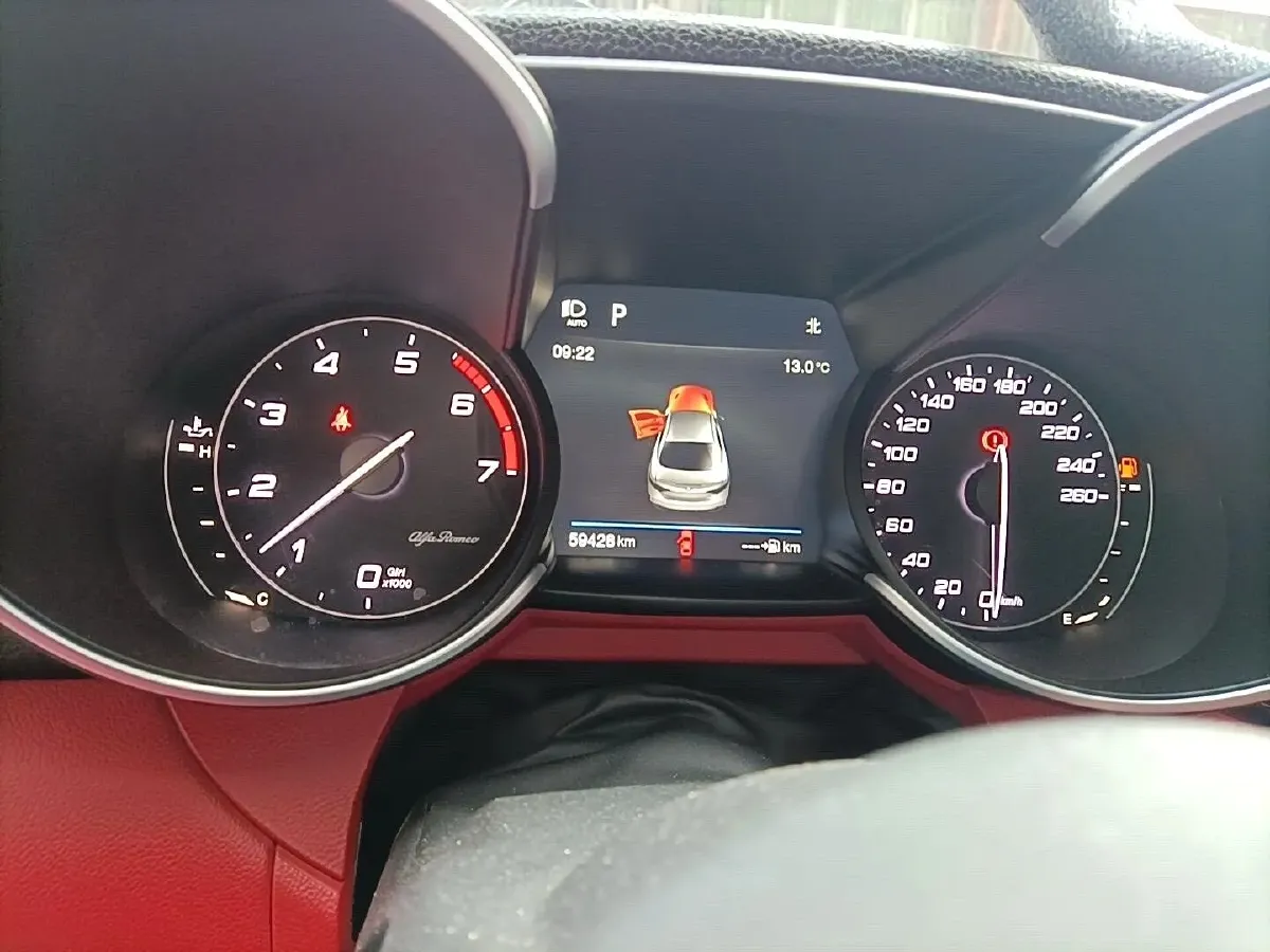 2017 Alfa Romeo Giulia 2.0T 200HP L4 8AT,autocango,china used car exporter,china ev exporter,chinese used car exporter,chinese used ev exporter