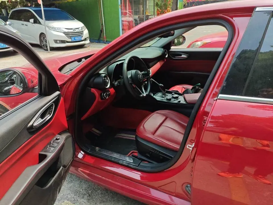 2017 Alfa Romeo Giulia 2.0T 200HP L4 8AT,autocango,china used car exporter,china ev exporter,chinese used car exporter,chinese used ev exporter