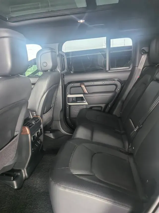 2023 Land Rover Defender 3.0T 400HP L6 8AT,autocango,china used car exporter,china ev exporter,chinese used car exporter,chinese used ev exporter