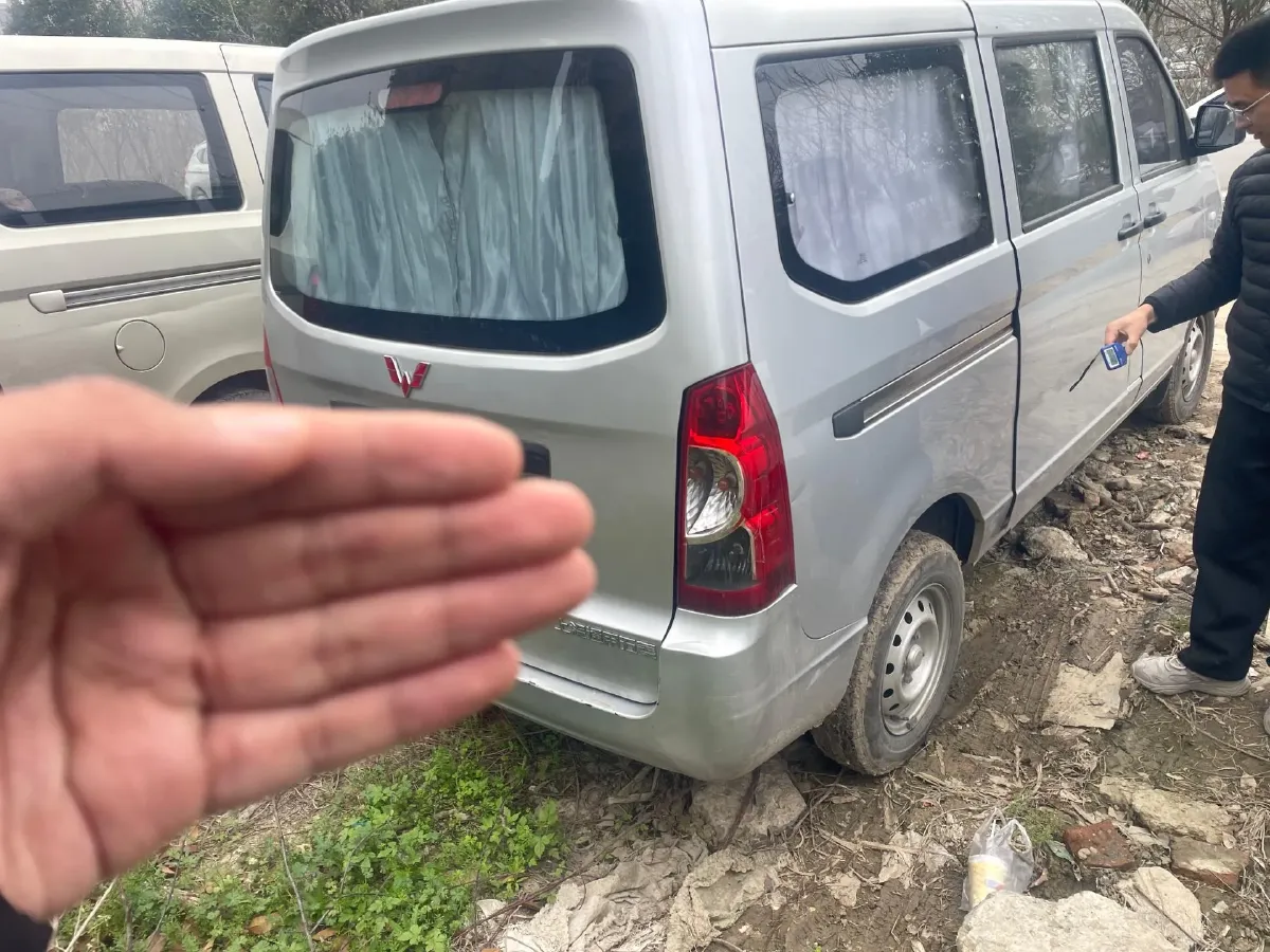 2020 WuLing RongGuang 1.2L 76HP L4 5MT,autocango,china used car exporter,china ev exporter,chinese used car exporter,chinese used ev exporter