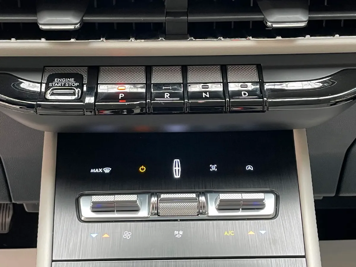 2023 Lincoln Corsair 2.0T 261HP L4 8AT,autocango,china used car exporter,china ev exporter,chinese used car exporter,chinese used ev exporter