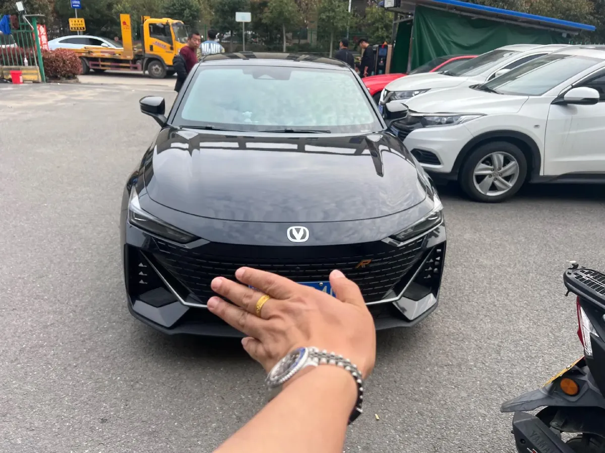 2023 ChangAn UNI-V 1.5T 188HP L4 7DCT,autocango,china used car exporter,china ev exporter,chinese used car exporter,chinese used ev exporter