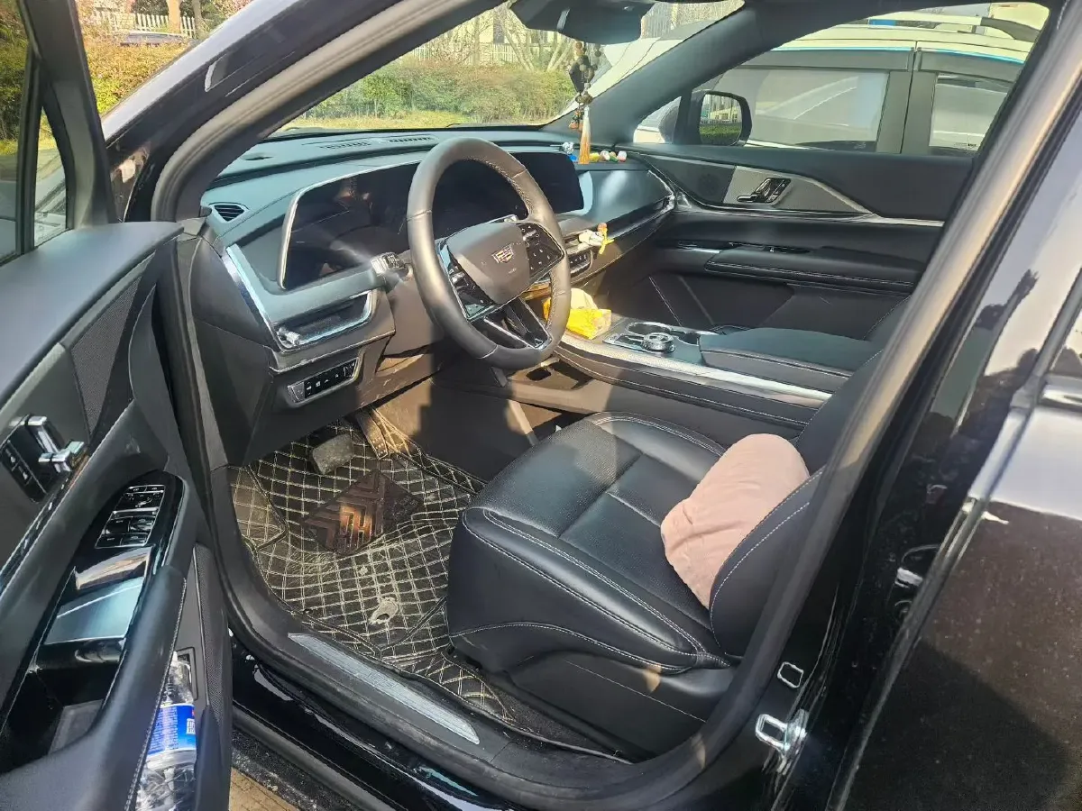 2025 Cadillac XT5 2.0T 237HP L4 9AT,autocango,china used car exporter,china ev exporter,chinese used car exporter,chinese used ev exporter