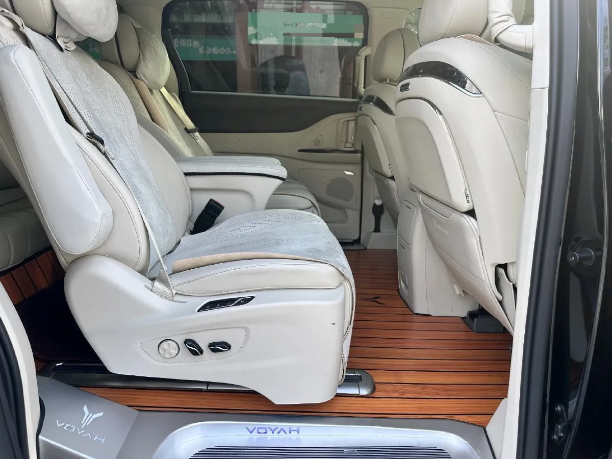 2024 Voyah Dream 1.5T 150HP L4 PHEV 43KWH,autocango,china used car exporter,china ev exporter,chinese used car exporter,chinese used ev exporter