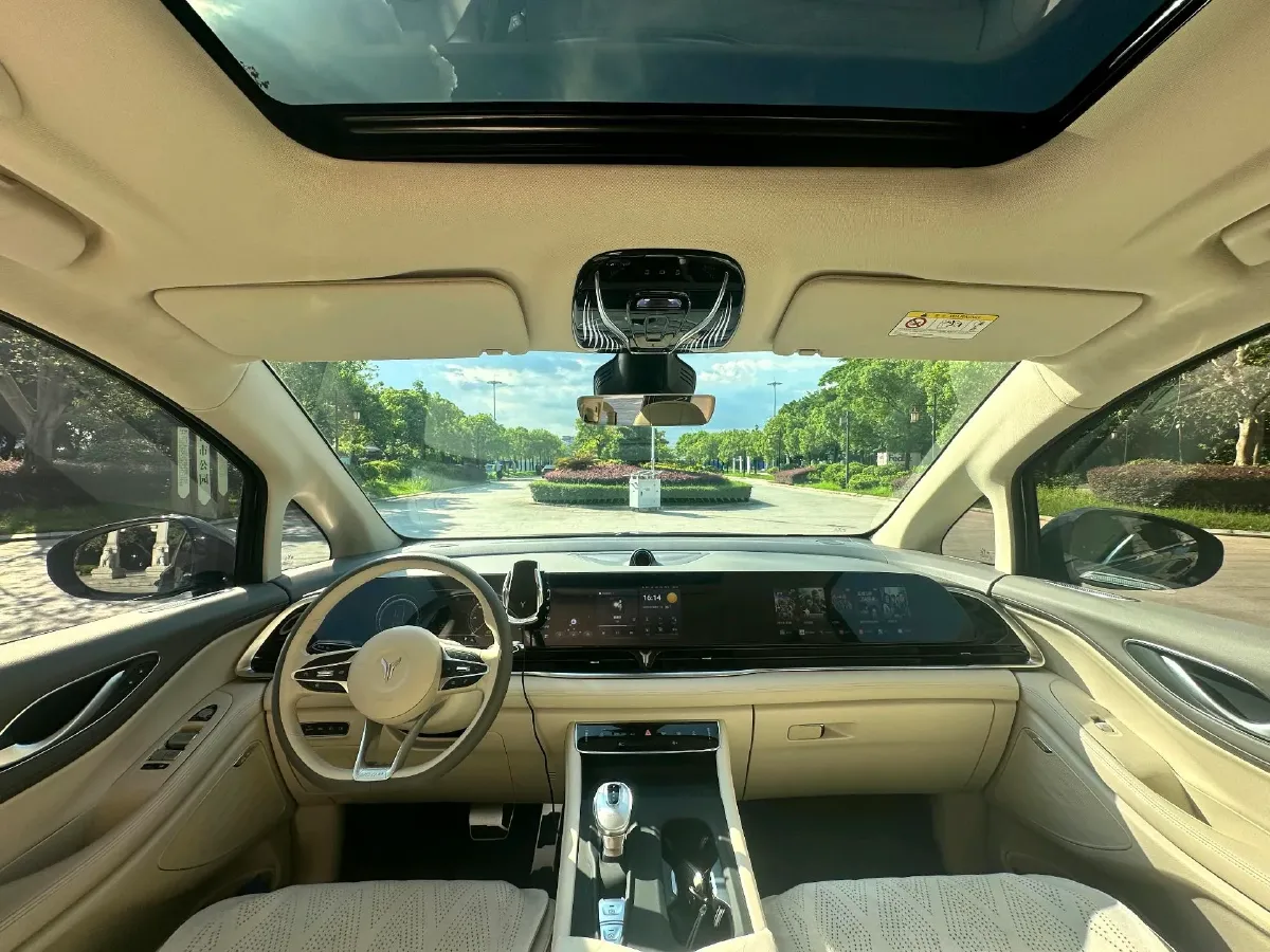 2024 Voyah Dream 1.5T 150HP L4 PHEV 43KWH,autocango,china used car exporter,china ev exporter,chinese used car exporter,chinese used ev exporter