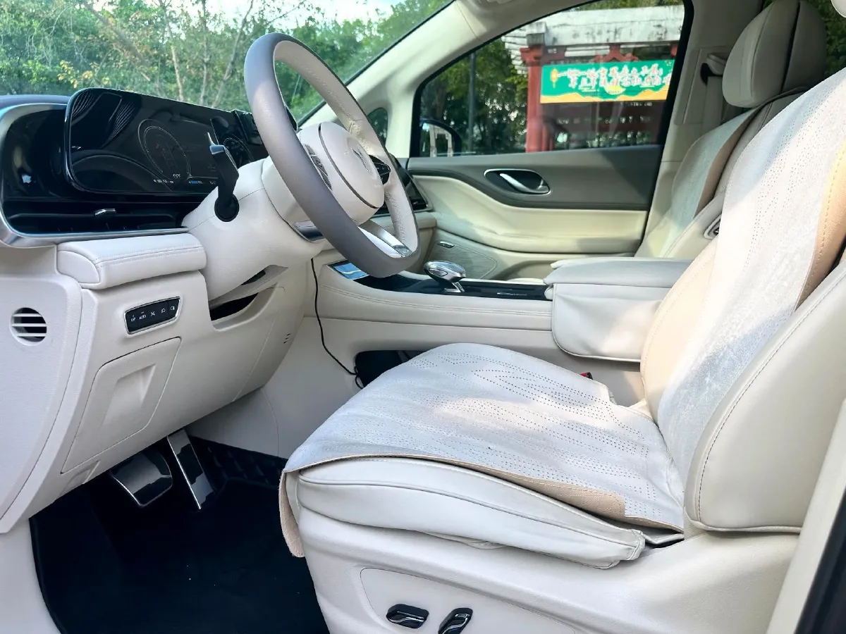 2024 Voyah Dream 1.5T 150HP L4 PHEV 43KWH,autocango,china used car exporter,china ev exporter,chinese used car exporter,chinese used ev exporter